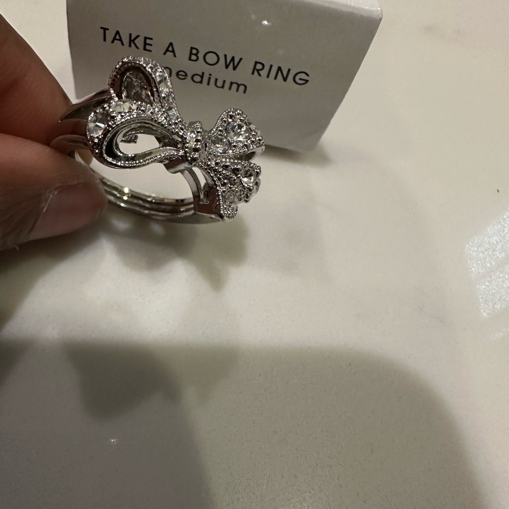 Avon vintage TAKE A BOW RING-medium